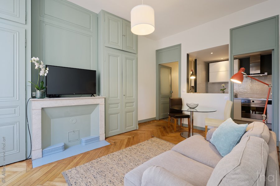 Intérieur de studio avec parquet et boiseries
