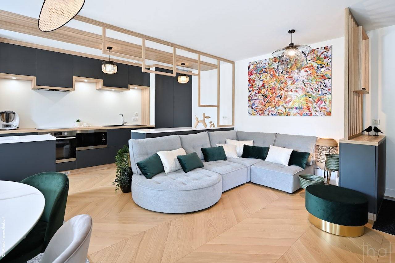 Intérieur d'appartement décoré vert-gris